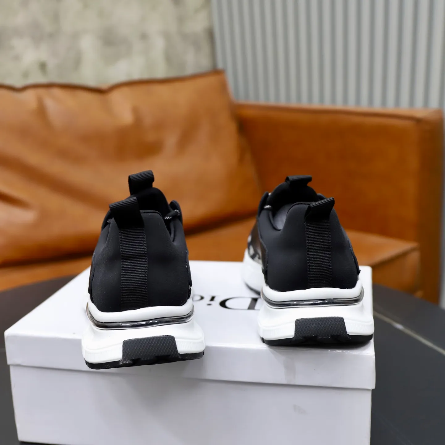 Ex-factory price: 420💰🙅‍♂️🙅‍♂️🙅‍♂️ Brand: Dior Standard code: 38-44 (45 customized) Grade: Same as the official website Material: Original cowhide stitching surface Comfortable and breathable lining Lightweight wear-resistant outsole Style category: Men's fashionable casual shoes Running sneakers Distinguished luxury brand elements Top luxury Color: Actual picture color